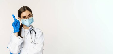 Gözlüklü kadın doktor portresi, tıbbi maske ve eldivenler, linki işaret eden parmak izi, klinik logosu, beyaz arka planda duran reklam,.