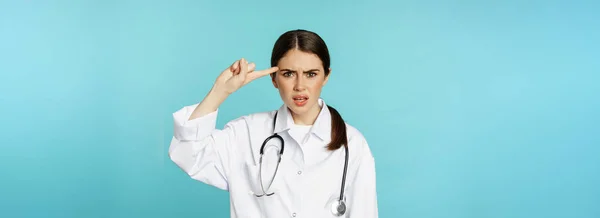 Mulher Irritada Médico Apontando Dedo Cabeça Repreendendo Alguém Estúpido Louco — Fotografia de Stock