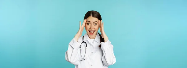 Portrait Surprised Excited Smiling Doctor Woman Holding Hands Head Reaction — Fotografia de Stock