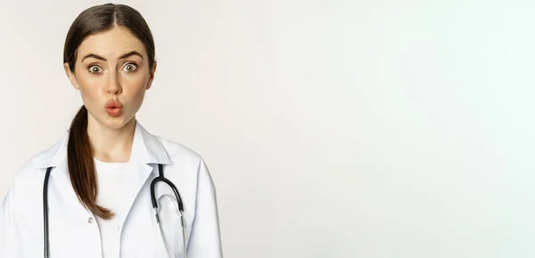 Retrato Médico Mulher Olhando Surpreso Surpreso Reação Interesse Diversão Uniforme — Fotografia de Stock