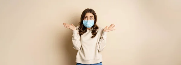 Covid Concepto Pandemia Cuarentena Mujer Morena Sorprendida Cara Máscara Médica —  Fotos de Stock