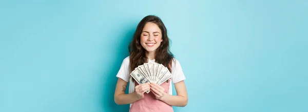 Portret Uroczej Dziewczyny Uśmiechniętej Satysfakcją Trzymającej Pieniądze Wyglądającej Zadowoloną Zdobywającej — Zdjęcie stockowe