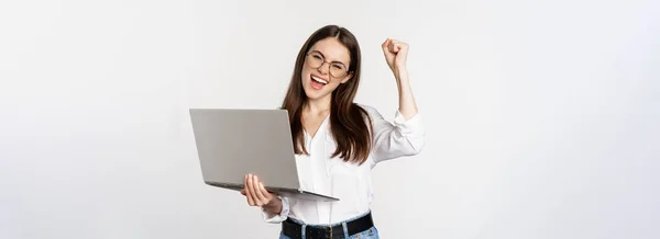 Mujer Oficina Entusiasta Mujer Negocios Sosteniendo Portátil Gritando Con Alegría —  Fotos de Stock