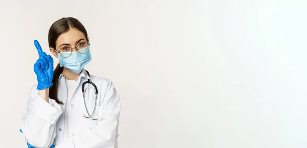 Närbild Porträtt Kvinnlig Läkare Glasögon Medicinsk Ansiktsmask Och Handskar Peka — Stockfoto