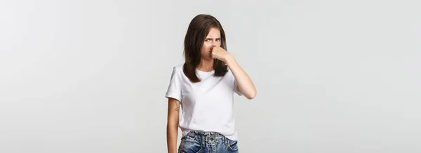 Obrzydliwa Kobieta Zamyka Nos Wygląda Zaniepokojoną Paskudnym Smrodem Brzydkim Zapachem — Zdjęcie stockowe