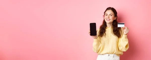 Tecnologia Compras Online Retrato Bela Senhora Mostrando Tela Telefone Móvel — Fotografia de Stock