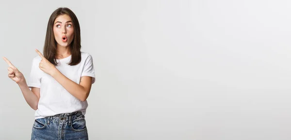 Emocionado Chica Morena Atractiva Camiseta Blanca Señalando Los Dedos Esquina — Foto de Stock