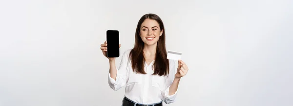 Portrait Female Model Showing Credit Card Smartphone Screen Recommending Application — Stock Photo, Image