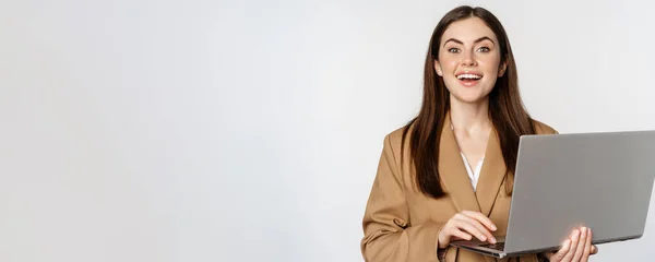 Портрет Корпоративної Жінки Працює Ноутбуком Посміхається Виглядає Наполегливо Білий Фон — стокове фото