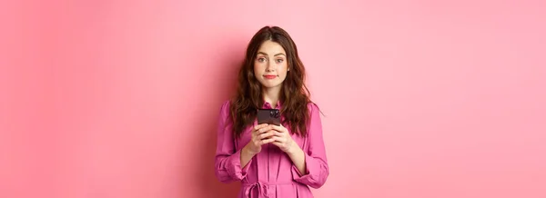 Милая Молодая Женщина Помощью Мобильного Телефона Приложение Держа Смартфон Улыбаясь — стоковое фото