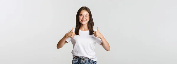 Feliz Satisfeito Jovem Mulher Sorrindo Mostrando Polegar Aprovação Como Algo — Fotografia de Stock