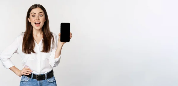 Glücklich Lächelnde Frau Zeigt Smartphone App Schnittstelle Handy Bildschirm Demonstriert — Stockfoto