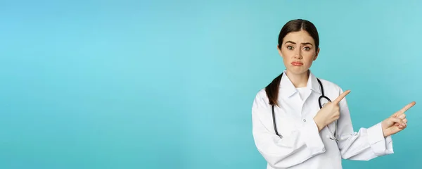 Portret Zawiedzionego Lekarza Kobieta Pracownik Medyczny Wskazujący Palcem Prawo Wyglądający — Zdjęcie stockowe