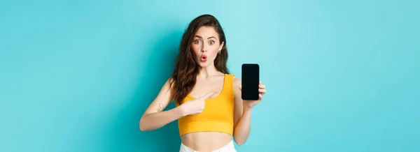 Chica Intrigada Preguntando Acerca Aplicación Para Teléfonos Inteligentes Apuntando Pantalla —  Fotos de Stock