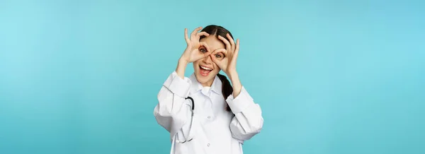 Terapeuta Engraçado Médico Mostrando Binóculos Zero Gesto Nos Olhos Sorrindo — Fotografia de Stock