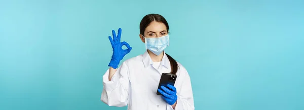 Online Läkare Och Klinik Ung Kvinna Medicinsk Ansiktsmask Med Hjälp — Stockfoto