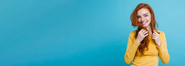 Портрет Счастливой Рыжей Девушки Веснушками Улыбающейся Камеру Пастельно Синий Фон — стоковое фото