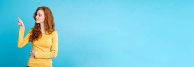 Portre genç güzel çekici Dişileştirilmiş kız mutlu bir şey ve parmak işaret ile kapatın. Mavi Pastel renkli. Kopya alanı.