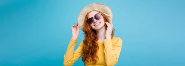 Seyahat kavramı - portre genç güzel çekici Dişileştirilmiş kız moda şapka ve sunglass gülümseyen yakından. Mavi Pastel renkli. Kopya alanı.