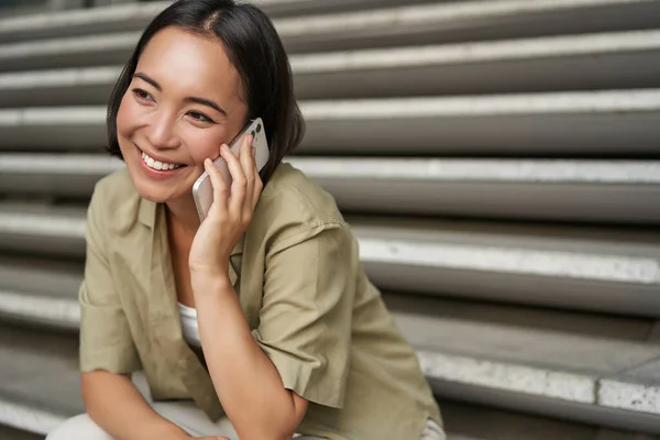 Närbild Porträtt Leende Asiatiska Flicka Talar Mobiltelefon Sitter Utanför Gatan — Stockfoto