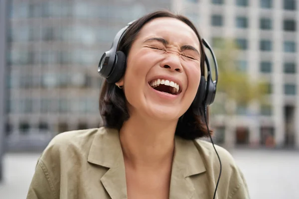 Retrato Mujer Asiática Feliz Auriculares Disfruta Música Mientras Camina Ciudad — Foto de Stock