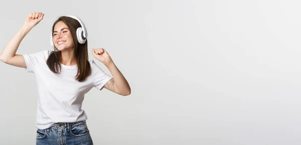 Unbekümmerte Attraktive Mädchen Tanzen Und Hören Musik Drahtlosen Kopfhörern — Stockfoto