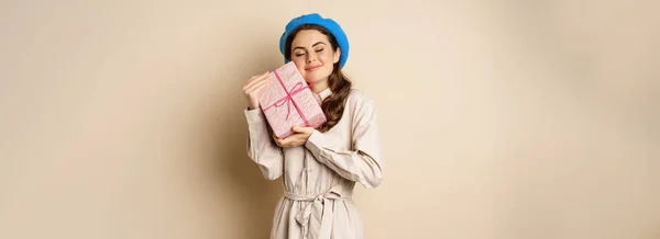 Feiertage Und Geschenke Konzept Schöne Mädchen Erhalten Geschenkbox Und Sieht — Stockfoto