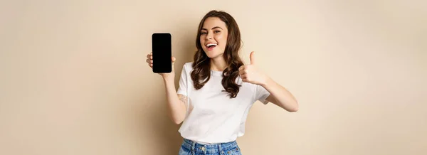 Image Happy Young Woman Showing Thumbs Mobile Phone Screen Recommending — 图库照片