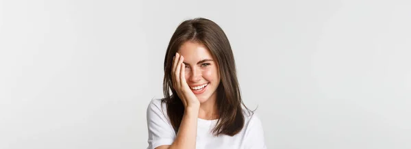 Primer Plano Hermosa Mujer Sonriente Mirando Coqueta Cámara Sobre Fondo —  Fotos de Stock