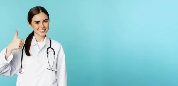 Lächelnde Ärztin Gesundheitsfachangestellte Mit Stethoskop Daumen Die Höhe Gereckt Klinik — Stockfoto
