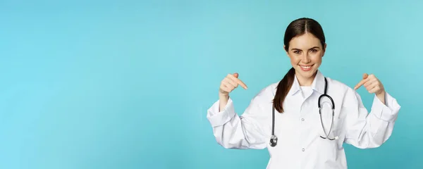 Trabajador Médico Sonriente Señalando Con Los Dedos Logotipo Pancarta Clínica — Foto de Stock