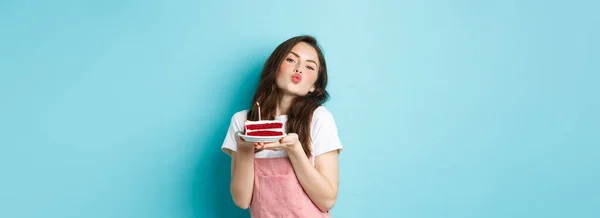 Fiestas Celebración Linda Chica Tonta Pidiendo Deseo Pastel Cumpleaños Haciendo —  Fotos de Stock