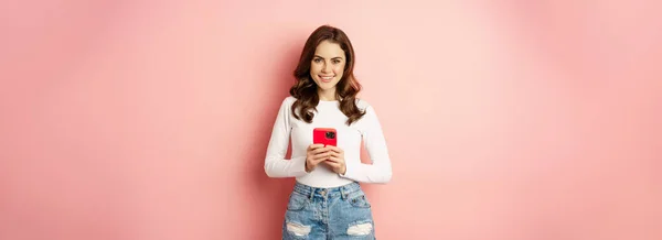 Online Shopping Cellphone Concept Excited Attractive Girl Holding Mobile Phone — Stock Fotó