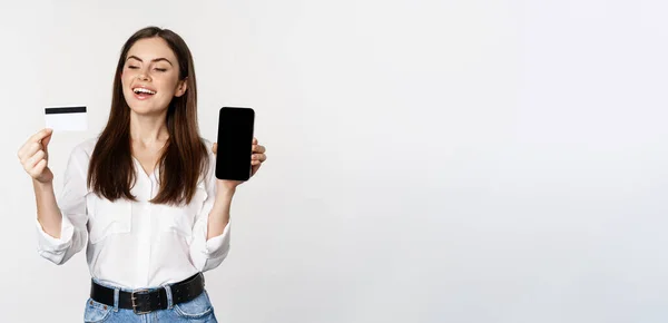 Mujer Feliz Mostrando Tarjeta Crédito Pantalla Del Teléfono Inteligente Concepto — Foto de Stock
