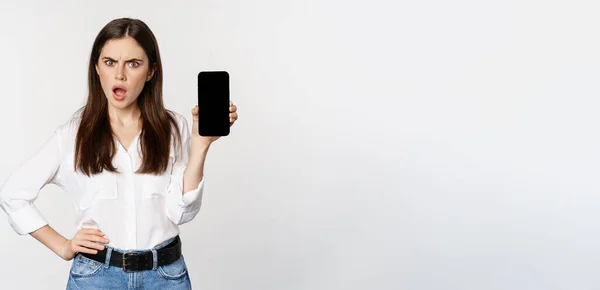 Σοκαρισμένη Και Απογοητευμένη Γυναίκα Που Δείχνει Κινητό Τηλέφωνο App Οθόνη — Φωτογραφία Αρχείου