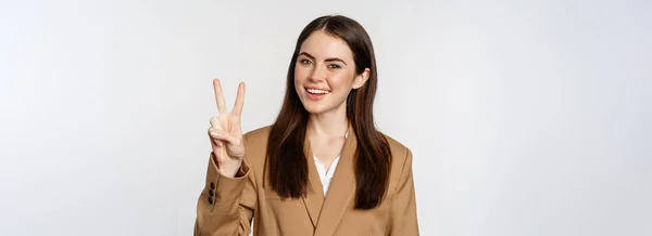 Портрет Корпоративної Жінки Продавчині Показує Номер Два Пальці Посміхається Стоїть — стокове фото
