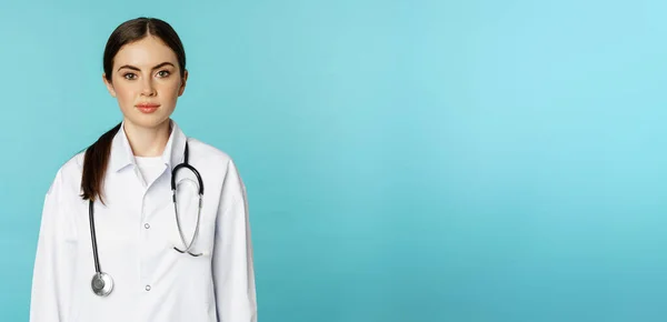 Medizinisches Personal Und Ärzte Konzept Junge Lächelnde Ärztin Gesundheitsfachangestellte Weißem — Stockfoto