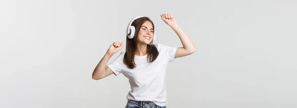 Chica Atractiva Despreocupada Bailando Escuchando Música Auriculares Inalámbricos —  Fotos de Stock