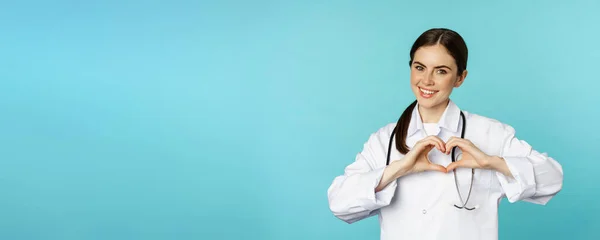 Mladý Lékař Žena Lékař Ukazuje Srdce Láska Znamení Úsměv Péče — Stock fotografie