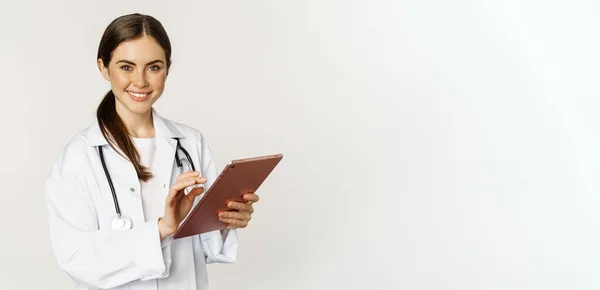 Joven Médico Profesional Mujer Médica Con Estetoscopio Sosteniendo Tableta Digital — Foto de Stock