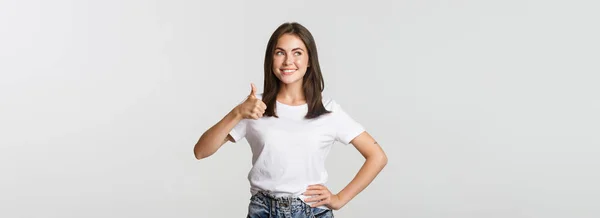 Nöjd Leende Ung Kvinna Visar Tummen Upp Godkännande Tittar Övre — Stockfoto