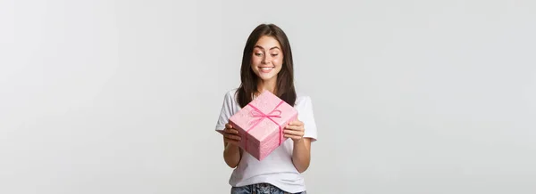 Gelukkig Schattig Jong Verjaardag Meisje Glimlachen Kijken Naar Day Cadeau — Stockfoto