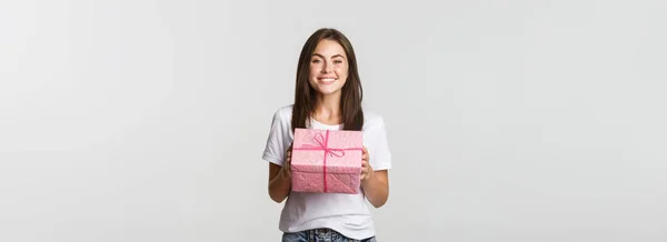 Überraschtes Geburtstagskind Erhält Verpacktes Geschenk Weißer Hintergrund — Stockfoto