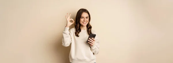 Mulher Bonita Segurando Celular Telefone Celular Sinal Recomendando Aplicativo Aplicativo — Fotografia de Stock