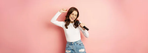 Karaoke Menina Sorridente Feliz Cantando Microfone Dançando Divertindo Sobre Fundo — Fotografia de Stock