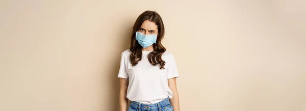 Image Angry Girl Medical Face Mask Grimacing Looking Insulted Standing — Zdjęcie stockowe