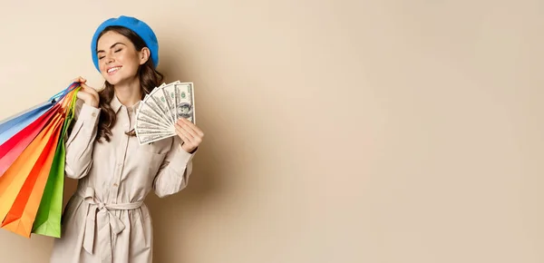 Стильна Сучасна Дівчина Відчуває Задоволення Під Час Покупки Позує Грошима — стокове фото