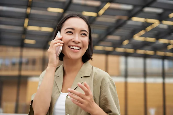 Молодая Азиатка Улыбается Разговаривает Мобильному Телефону Гуляет Центру Города Позирует — стоковое фото
