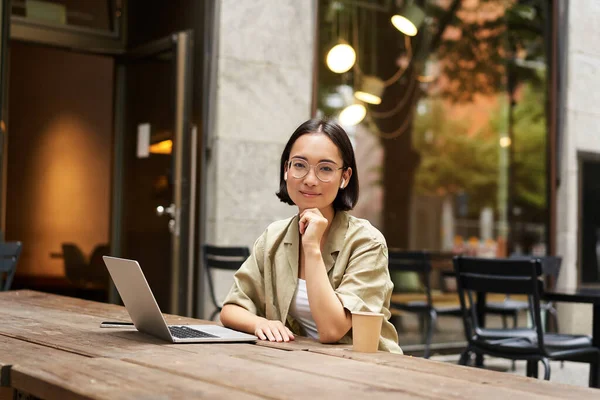 Retrato Chica Asiática Gafas Sentado Con Ordenador Portátil Cafetería Trabajando — Foto de Stock