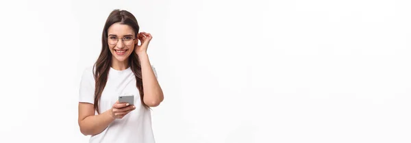 Comunicación Tecnología Estilo Vida Mujer Caucásica Linda Encantadora Camiseta Gafas — Foto de Stock